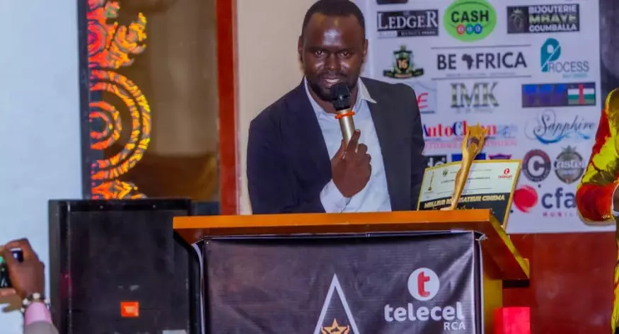 Présentateur sur scène lors des Tongolo Awards 2023 – Cérémonie en direct Présentateur sur scène lors des Tongolo Awards 2023 - Cérémonie en direct